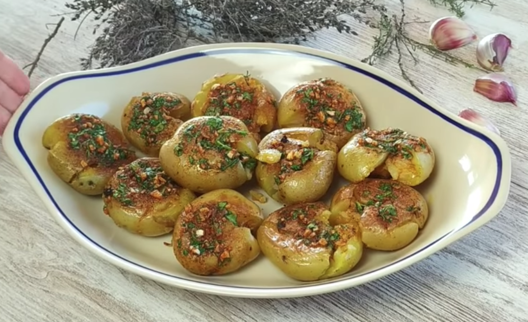 Carpaccio de dorada y jamón curado con rucula y patatas especiadas.